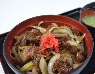 お肉と玉ねぎと紅生姜の載った丼