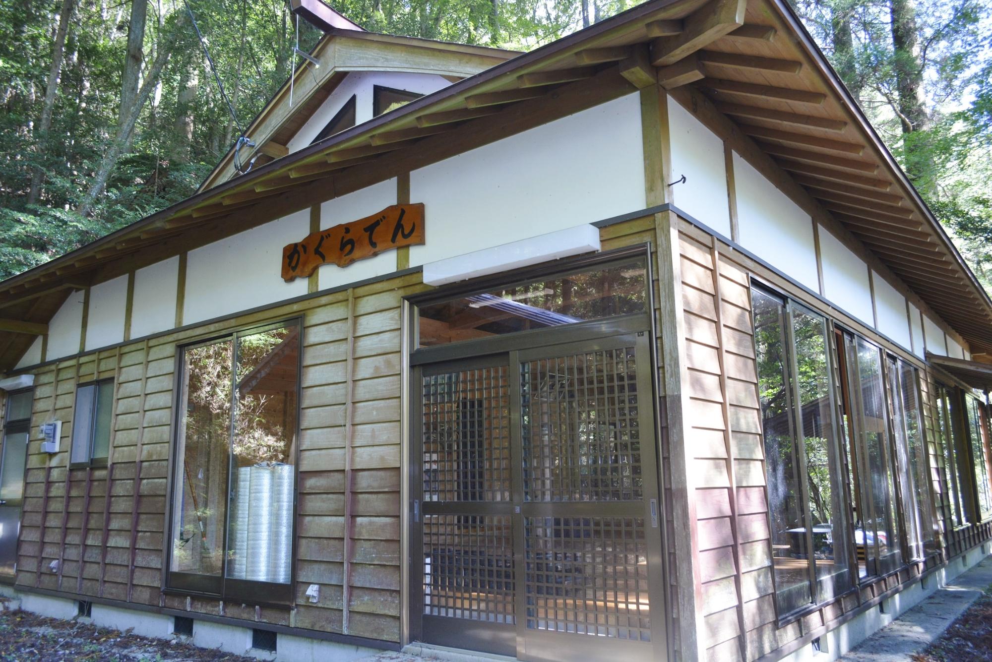 天津神社神楽殿